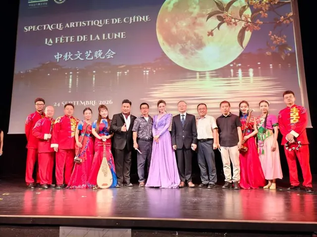 演出结束后的集体谢幕合影，山西歌舞剧院与到场嘉宾同台